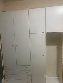Armadio capiente bianco con cassettiera e vani