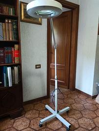 lampada con lente di ingrandimento