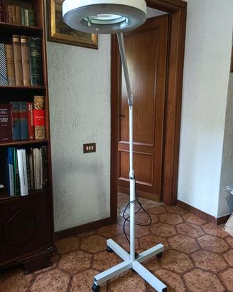 lampada con lente di ingrandimento