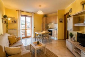 Bilocale con due balconi a Lavena Ponte Tresa