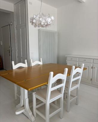 Tavolo in legno di castagno color oro e sedie