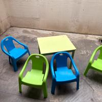 Tavolo per bambini con sedie