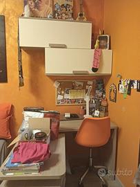 scrivania con prolunga, cassettiera e contenitori