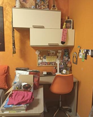 scrivania con prolunga, cassettiera e contenitori