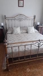 letto matrimoniale in ferro battuto. Testata