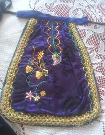 per abito tradizionale 