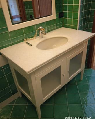 Mobile bagno con marmo miscelatore e specchio