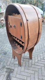 Portabottiglie con vano per bicchieri o altro.