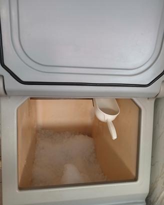 Macchina del ghiaccio più contenitore