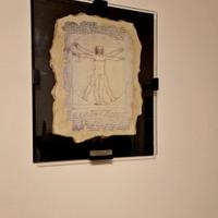 Affresco di uomo vitruviano su pietra