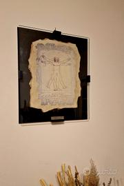 Affresco di uomo vitruviano su pietra