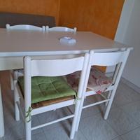tavolo con sedie più mobiletto cucina 