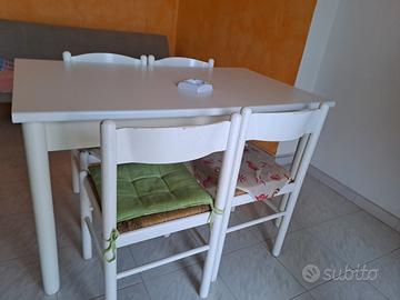 tavolo con sedie più mobiletto cucina 