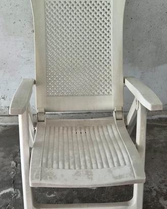 Sedie da giardino e mare