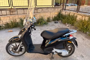 Piaggio Liberty 50 4T nero 17.000 km anno 2010