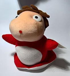 Peluche Ponyo sulla scogliera studio ghibli