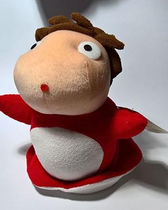 Peluche Ponyo sulla scogliera studio ghibli