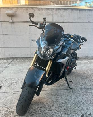 Suzuki gsr 750