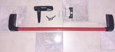 maniglione antipanico con maniglia serratura e chi