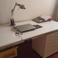 tavolo d'ufficio/cassettiera/lampada da ufficio