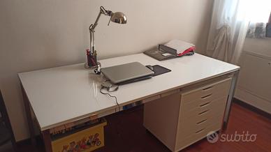 tavolo d'ufficio/cassettiera/lampada da ufficio