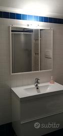 Specchio con cornice in legno bianco
