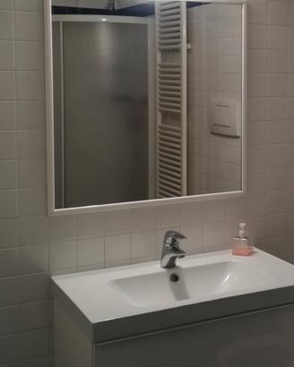 Specchio con cornice in legno bianco