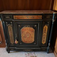 Arredo di pregio: mobile con intarsi