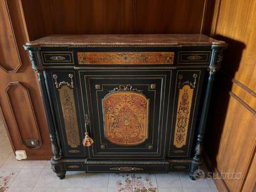 Arredo di pregio: mobile con intarsi