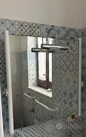 Lavabo e specchio reclinabile per disabili