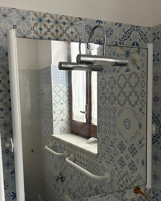 Lavabo e specchio reclinabile per disabili