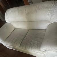 Divano 2 posti eco pelle bianca – molto rovinato