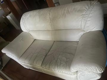 Divano 2 posti eco pelle bianca – molto rovinato