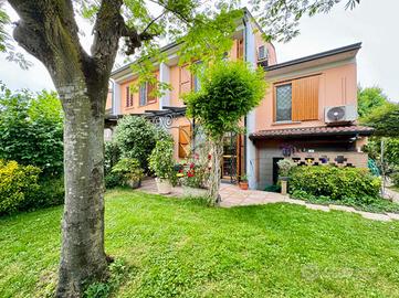 VILLA A SCHIERA D'ANGOLO A CODOGNO
