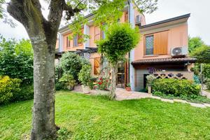 VILLA A SCHIERA D'ANGOLO A CODOGNO