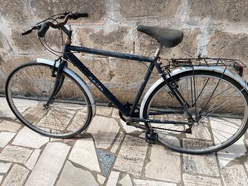 Tre diverse bici uomo donna bambino