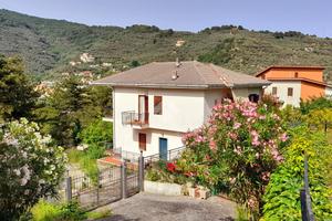 CASA SEMINDIPENDENTE A DIANO ARENTINO