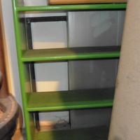 Scaffale in legno smaltato colore verde