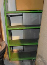 Scaffale in legno smaltato colore verde