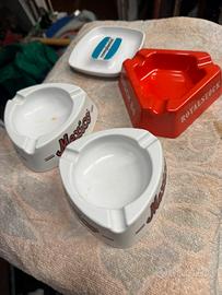 Vecchi posaceneri pubblicitari