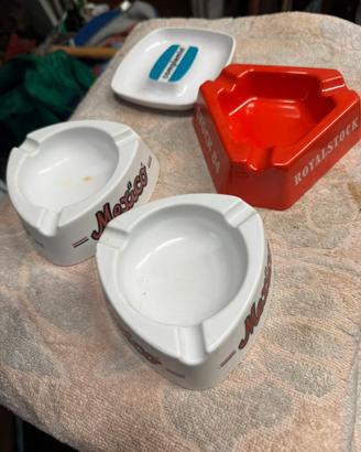 Vecchi posaceneri pubblicitari