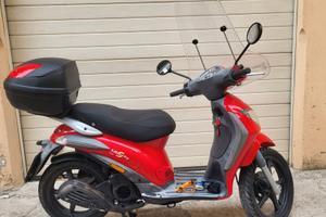 Piaggio Liberty S 200 di colore rosso,