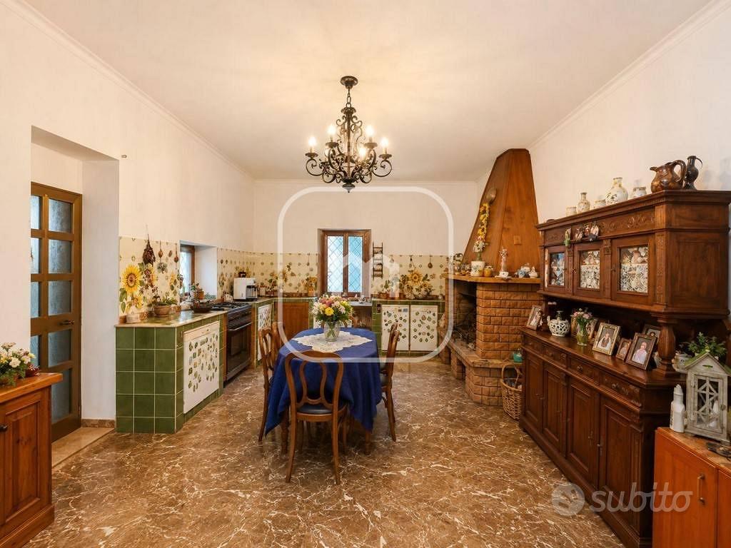 Rustico / Casale di 392 m² con più di 5 locali a R - Vista 6