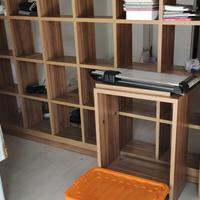 Libreria a cubi e tavolo d'arredo 