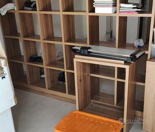 Libreria a cubi e tavolo d'arredo 