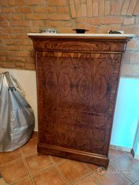 Credenza  finitura noce con ripiano in marmo