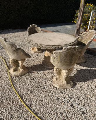 Tavolo in cemento con quattro sedie