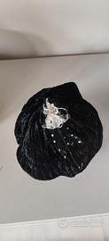 Cappello velluto nero plissé con piume bianche