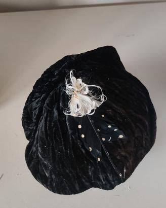 Cappello velluto nero plissé con piume bianche