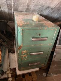 Cassettiera vintage da restaurare